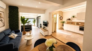 Una sala de estar moderna con un sofá, una mesa de centro y plantas decorativas.