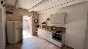 Frigorifero, microonde, piano cottura, macchina per tè/caffè