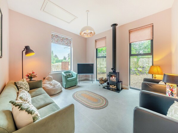 TV, fireplace