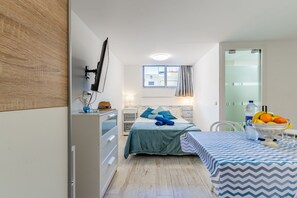 1 chambre, fer et planche à repasser, Wi-Fi gratuit, draps fournis