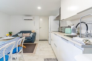 Frigorífico, microondas, placa de cocina y lavavajillas