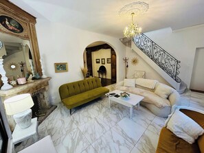 TV - Magnifique Maison d'artiste | La Maison Aerts (Reims)