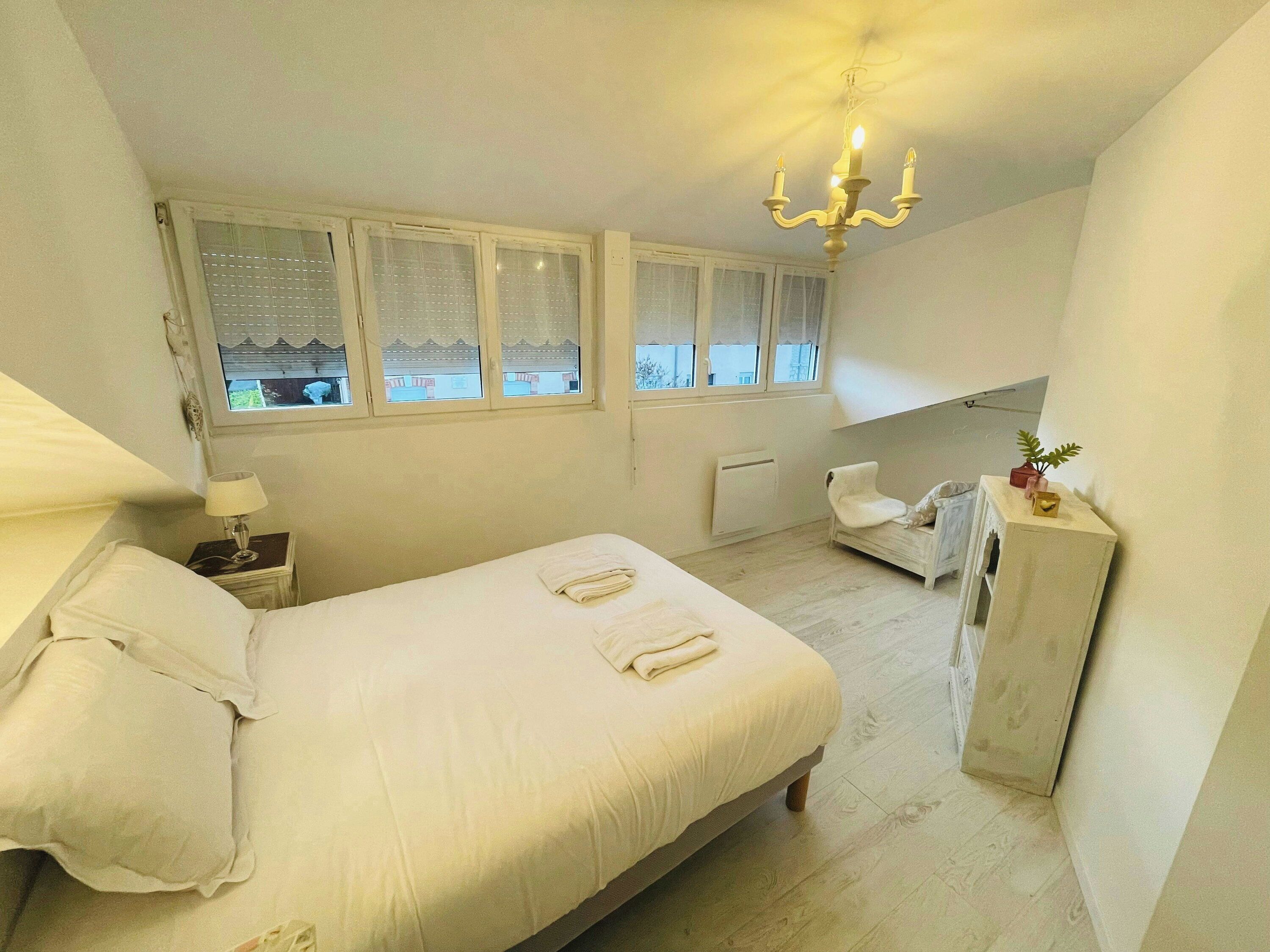 3 chambres, fer et planche à repasser, Wi-Fi, draps fournis