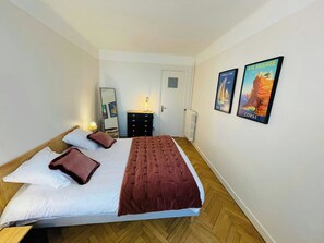 2 bedrooms, desk, iron/ironing board, WiFi