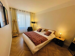 2 bedrooms, desk, iron/ironing board, WiFi