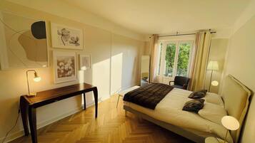 2 slaapkamers, een bureau, een strijkplank/strijkijzer, wifi