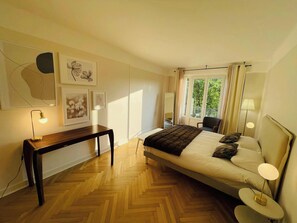 2 slaapkamers, een bureau, een strijkplank/strijkijzer, wifi