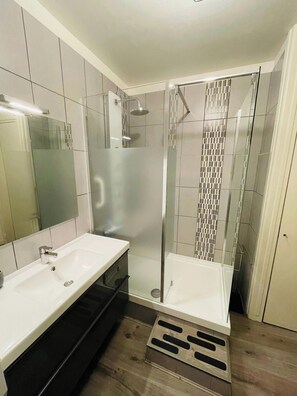 Séchoir à cheveux, serviettes fournies