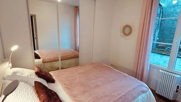 1 bedroom, desk, iron/ironing board, internet