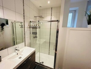 Hair dryer, towels - L’etape des sacres | hyper-centre | Splendide (Reims)