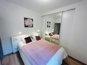 1 dormitorio, escritorio, tabla de planchar con plancha y Internet