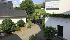 Free self-parking - Cornelius Apparthotel (Brauneberg)