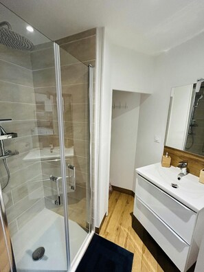 Een haardroger, handdoeken