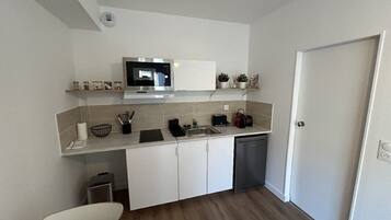 Kühlschrank, Mikrowelle, Herdplatte, Wasserkocher mit Kaffee-/Teezubehör