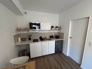 Geladeira, micro-ondas, cooktop, cafeteira/chaleira
