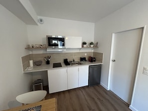 Geladeira, micro-ondas, cooktop, cafeteira/chaleira