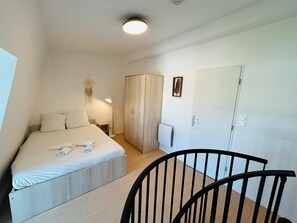 1 室のベッドルーム、デスク、WiFi、ベッドシーツ