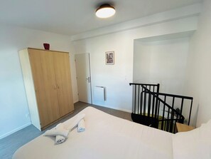1 bedroom, desk, WiFi, bed sheets