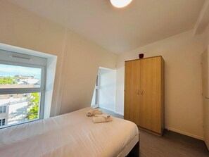 1 bedroom, desk, WiFi, bed sheets