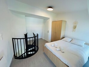 1 bedroom, desk, WiFi, bed sheets