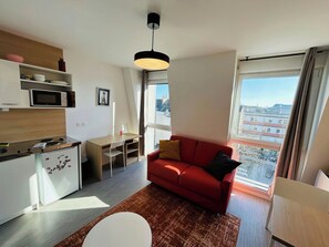 TV - We Live In R - Duplex 501 (Reims)