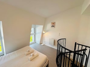 1 bedroom, desk, WiFi, bed sheets