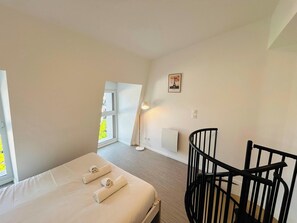 1 bedroom, desk, WiFi, bed sheets