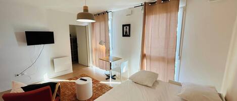 Escritorio, wifi y ropa de cama