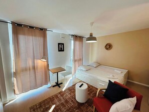 Desk, WiFi, bed sheets