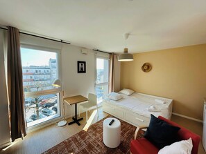 Desk, WiFi, bed sheets