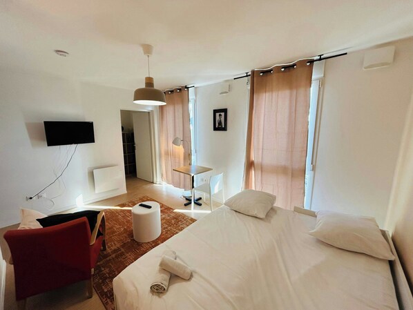 Desk, WiFi, bed sheets