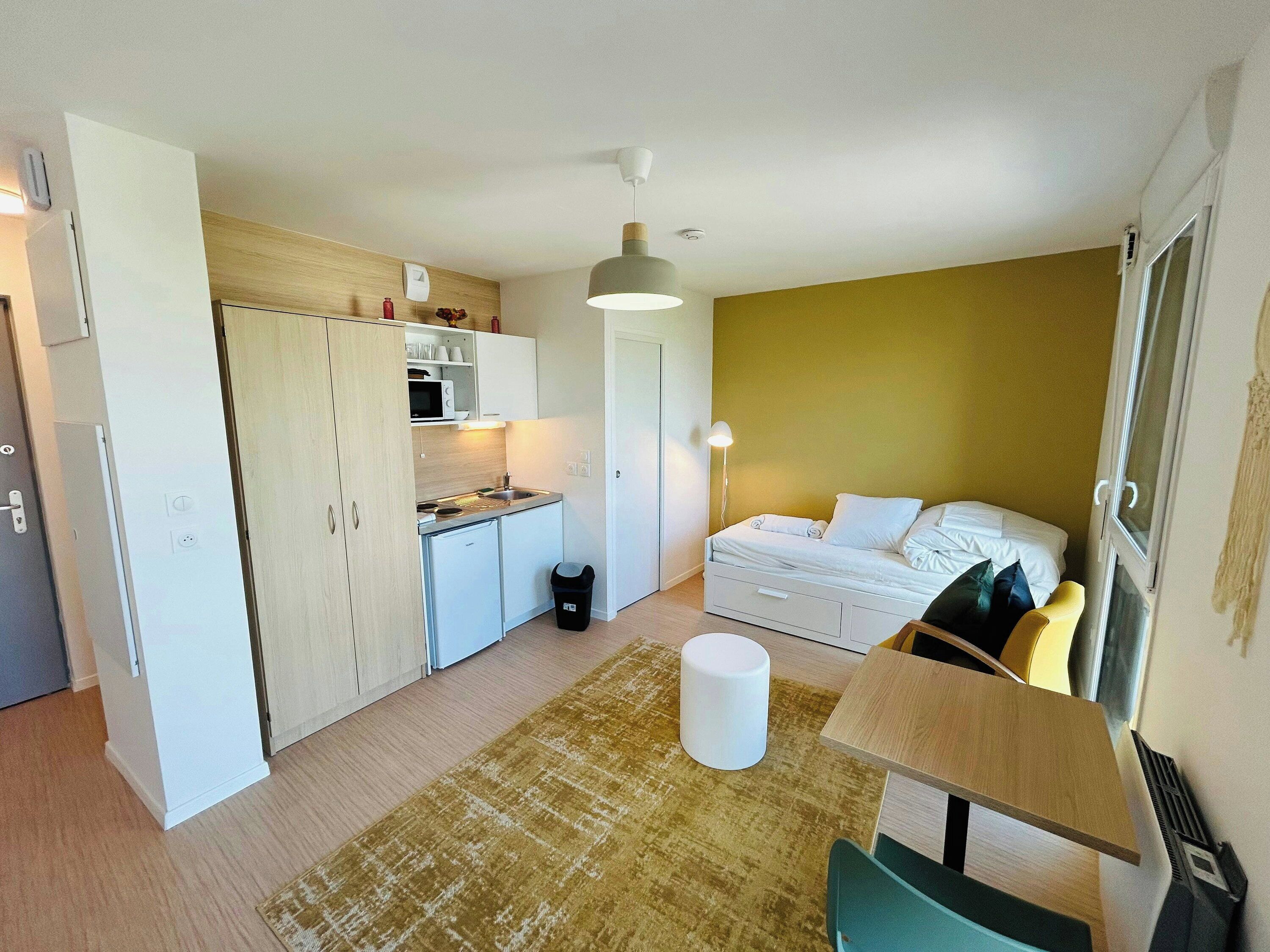 Een bureau, wifi, beddengoed