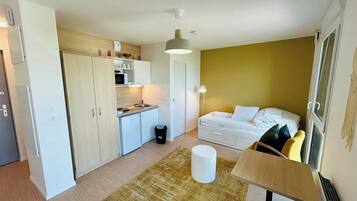 Een bureau, wifi, beddengoed