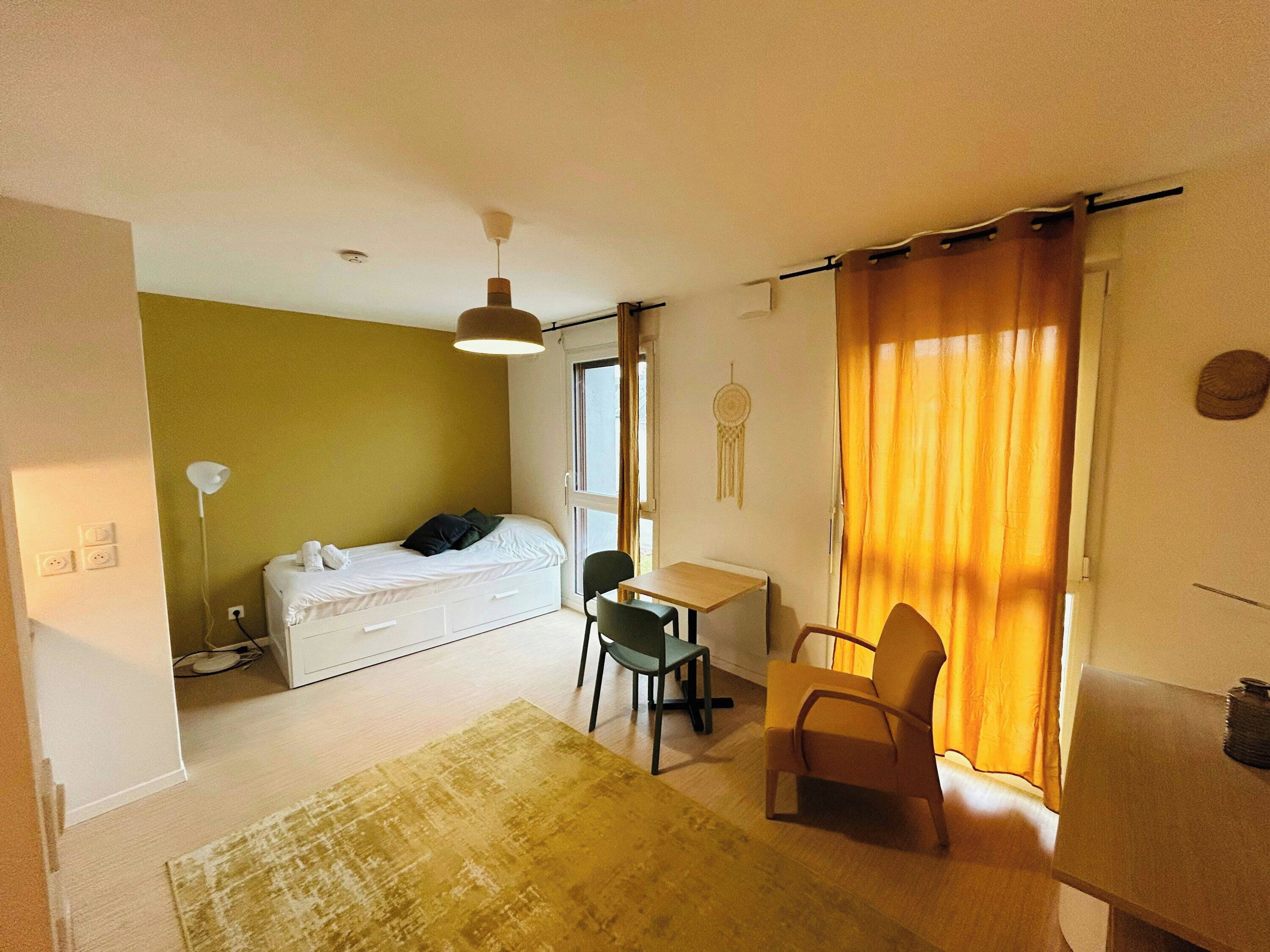 Een bureau, wifi, beddengoed