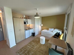 Escriptori, wifi i roba de llit 