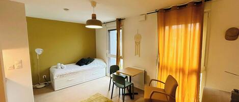 Desk, WiFi, bed sheets