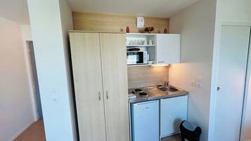 Jääkaappi, mikroaaltouuni, kahvin-/teenkeitin, leivänpaahdin