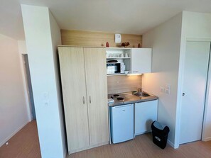 Refrigerador, microondas, cafetera/tetera, tostadora