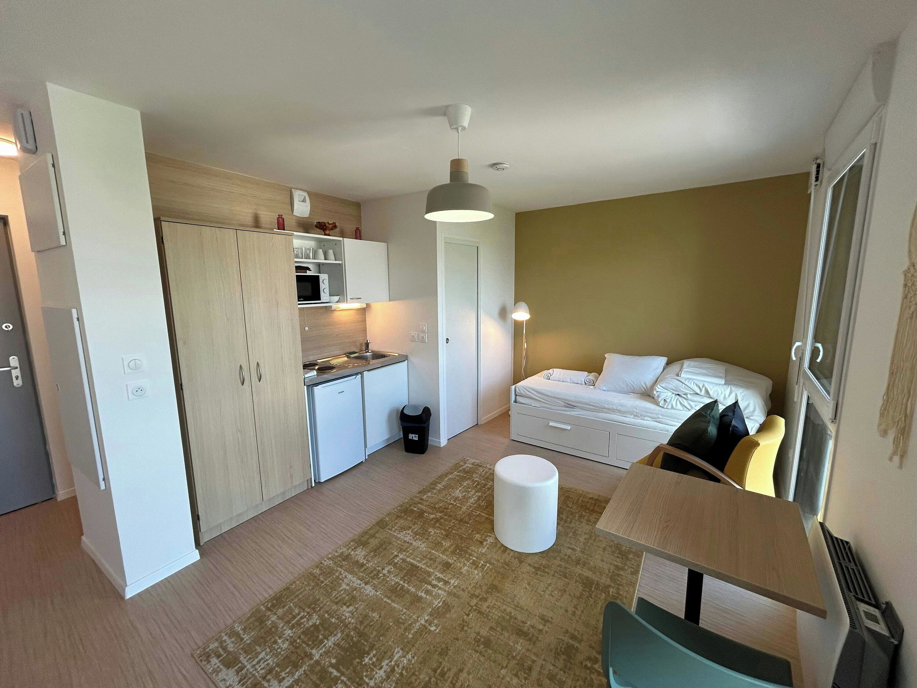 Een bureau, wifi, beddengoed