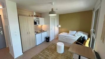 Een bureau, wifi, beddengoed