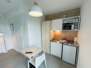 Réfrigérateur, micro-ondes, cafetière/bouilloire, grille-pain