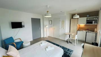Escritorio, wifi, ropa de cama y acceso para silla de ruedas