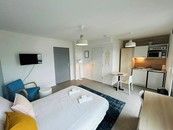 Desk, WiFi, bed sheets, wheelchair access