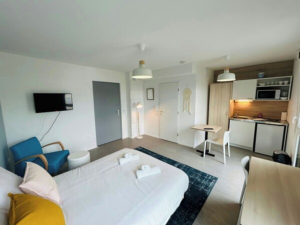 Desk, WiFi, bed sheets, wheelchair access