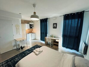 Desk, WiFi, bed sheets, wheelchair access