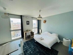 Escrivaninha, Wi-Fi, roupa de cama, acesso para cadeiras de rodas