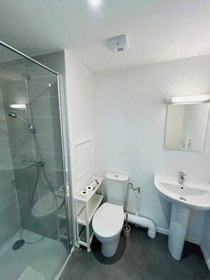 Sèche-cheveux, serviettes fournies