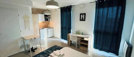 デスク、WiFi、ベッドシーツ、車椅子でアクセスできる設備