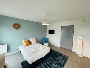 Desk, WiFi, bed sheets, wheelchair access