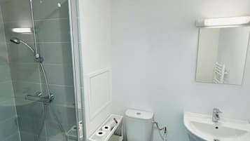 Sèche-cheveux, serviettes fournies